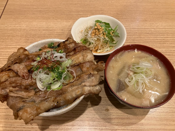 ランチ限定　IWGB（池袋西口豚）丼
